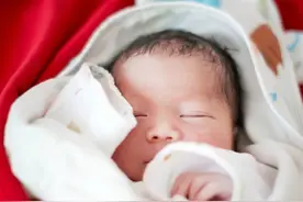 孩子从出生到周岁的成长记录，有一位会拍照的爸爸太帅了图片