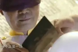 蒙眼切菜最高境界！底下摆四根铁钉然后在气球上切菜图片