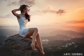 我的发小跟我们一起旅游，晚上看到的一幕，我很生气要跟老公离婚图片