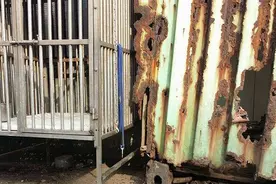 大热天黑狗被关在铁笼内挣扎跳出求生，好心人给它浇水后变成这样图片