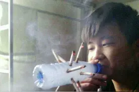 搞笑对话：我老婆在家呢，你玩去吧。图片