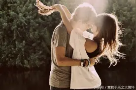 大学第一次约会，尴尬死了，亏得闺蜜救急图片