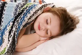 宝宝的睡姿美美哒，真的很萌哦~图片