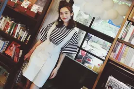 青春乖巧背带裙，邻家女孩的翘皮装图片