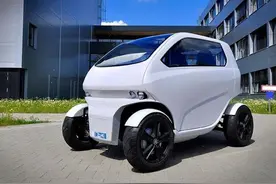 工程师开发出横着开的电动车，旨在解决城市道路拥挤停车难的问题图片