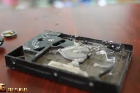 废旧的硬盘里拆出的磁铁，它会是柜门的好帮手图片