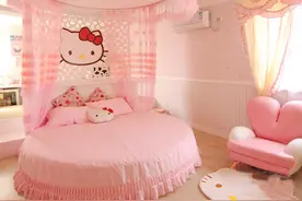门洞都是Hello Kitty造型的，还有大圆床很粉嫩图片