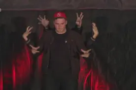 这三个美国小伙机械舞简直把中国的千手观音的动作模仿得淋漓尽致图片