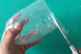 原来沿着塑料瓶剪开，可以得到绑结重物的绳子图片