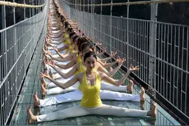 集体瑜伽，这么多美女挤在一起我都看不过来图片