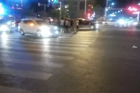 深夜 达州市西外棕榈岛外“路虎”斑马线上撞人逃逸！图片