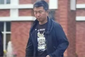 47岁满文军复出风采不再，满头白发憔悴不堪，与女儿21年不见图片