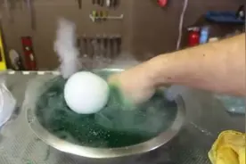 好玩到没朋友！干冰放进粘液里是这样的有趣的结果啊，歪果仁你行视频封面