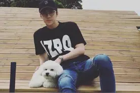 吴世勋与他的狗vivi：无论何时，花美男与萌宠都吸人眼球图片