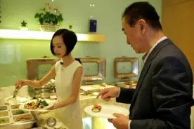 王健林办公室内景曝光 桌前摆王思聪照片视频封面