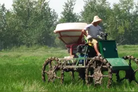 高手在民间，农民生产的撒肥打药机，超实用图片