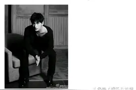 杨洋深夜没拉好衣服就po图微微一笑，网友:这锁骨够我看一年图片