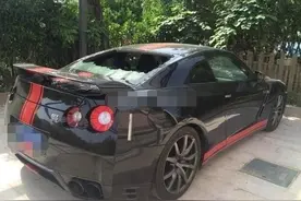 富二代开200万日产GTR陪女友兜风，没想车窗玻璃莫名而碎图片