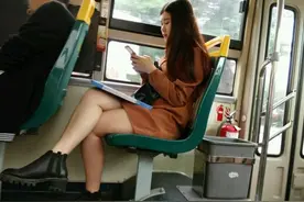 公交上的短裙美女，腿白脸美图片