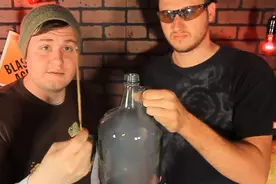 往装有雾气的瓶子里混入酒精，随后瓶内开始出现了火焰图片