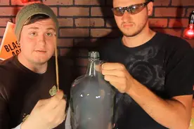往装有雾气的瓶子里混入酒精，随后瓶内开始出现了火焰图片