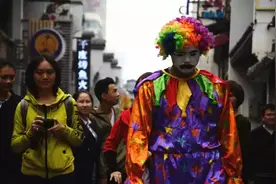 如果小丑在台上哭了，你是不是觉得他在搞笑图片