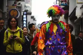如果小丑在台上哭了，你是不是觉得他在搞笑图片
