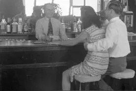 图看当年上海滩只为外国人服务的酒吧女郎图片