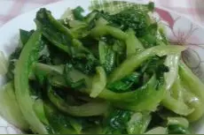 清炒生菜，婆婆一家都喜欢吃生菜。图片