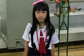 混血“小公主”夏天入学照 穿校服的小公主美萌可爱图片