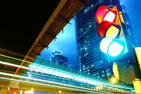 今起深圳交警查冲绿灯 早知道早了解少罚钱图片