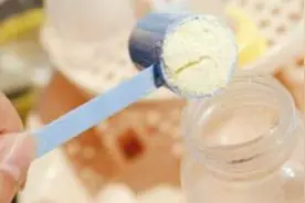 常见的家长给宝宝冲奶粉的3大误区视频封面