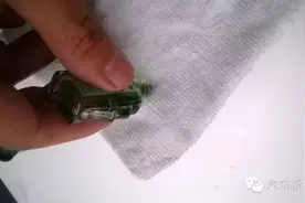 汽车漆面沾了柏油点点，自己在家动手轻松搞定！图片