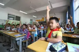 励志，即墨11岁“无腿少年”手臂撑起上学路图片
