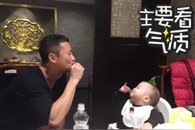 42岁的吴京2岁儿子吴所谓近照曝光：呆萌可爱超搞笑图片