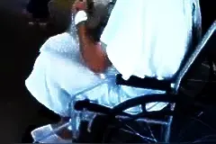 狗狗坐在医院门外守候主人8个日日夜夜！寸步不离图片