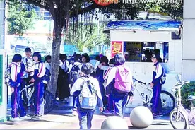 龙岩八中校门口报刊亭卖零食 紧挨公交站存隐患图片