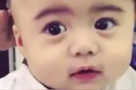 大眼帅宝乖巧理发萌化网友 教你5招宝宝剪头发不哭闹！图片