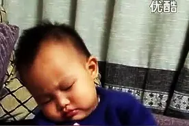 逗逼妈妈拍一岁宝宝打盹儿，太搞笑了！好幸福的一家！图片