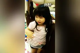 3岁女儿见到医生吓的哇哇大哭，连忙跳小苹果求饶，太可爱了！图片
