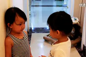 双胞胎小姐妹的对话，真是个爱讲大道理的姐姐，笑死！图片