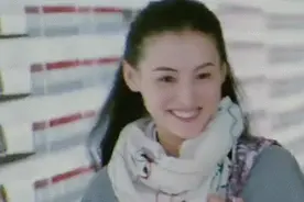 搞笑gif图片：主人我是狗狗呀！我不想穿盔甲图片