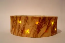 使用激光切割机制作出来的木环，贴合起来制成了时尚的发光手镯图片