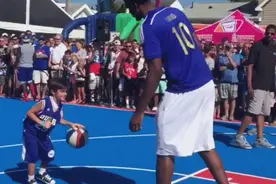 恩比德残暴血帽+劈扣摧毁小男孩 ​不虐一下小朋友好意思称巨星图片