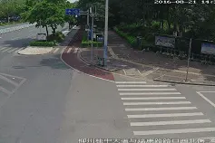 柳州：惊险！三轮车被撞180度转体，来看看谁的责任图片