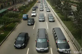 中国式婚车 土豪车队pk屌丝车队图片