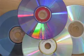 闲置已久的划痕和磨损的光碟，用凡士林就能有效的修复图片