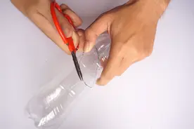 卫生间的水龙头使用位置不合适，用塑料瓶就能轻松解决图片