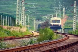 中国最慢的火车跑了42年，乘凉用风扇取暖用锅炉，最便宜1块钱