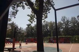 威斯布鲁克中国行第一天，球迷很好，威少在笑！图片